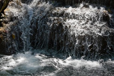 Küçük şelaleli temiz bir nehir, serin bir çevre, rahat bir yer..