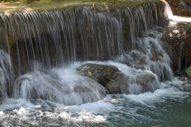Güzel bir şelalenin uzun pozu.