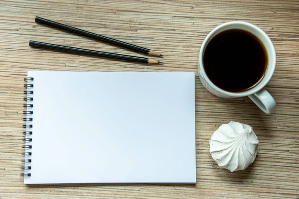 Egy Csésze Kávé Mályvacukorral Jegyzetfüzet Két Ceruzával Fából Készült Háttérrel — Stock Fotó