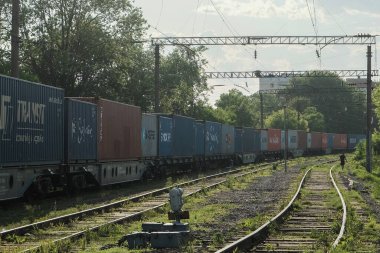 Vladivostok, Rusya - 106 2020 - kargo şirketleri için yük konteynırları taşıyan vagonlar. Demiryolları kullanılarak dağıtım ve nakliye.