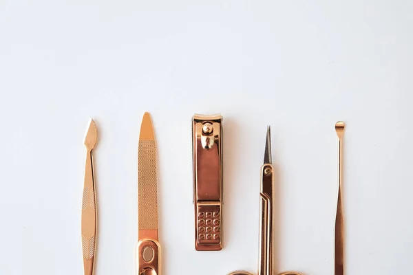 Instrumentos Uma Manicura Ajustam Contexto Branco Ferramentas Cor Dourada — Fotografia de Stock