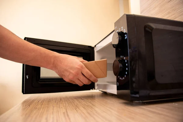 Mano Hombre Dando Alimentos Microondas Para Calentarse — Foto de Stock