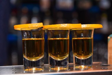 İçki endüstrisinde içki servisi için kullanılan servis tepsisindeki shot kadehlerinde çeşitli alkollü içkiler..