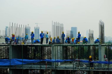 Bangkok, Tayland - 28 Ocak 2019 - Gökdelen inşaat projelerinde çalışan işçiler.