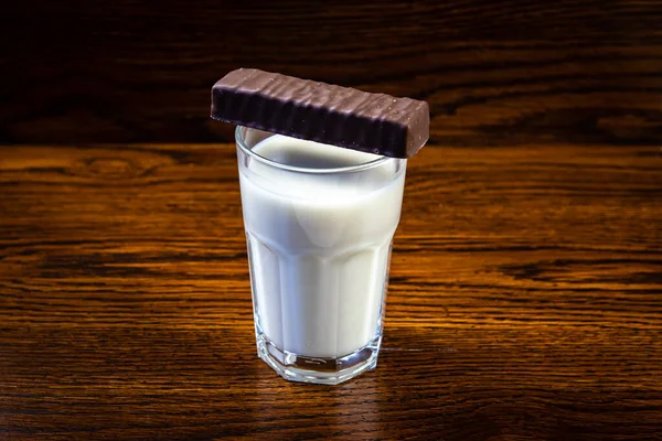 Chocoladereep Een Glas Melk Een Houten Achtergrond Close — Stockfoto