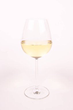 Beyaz arka planda bir bardak beyaz şarap..