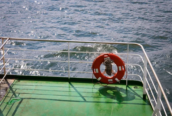 Bóje Nebo Kruh Záchranné Bóje Palubě Večerním Moři Flotation Device — Stock fotografie