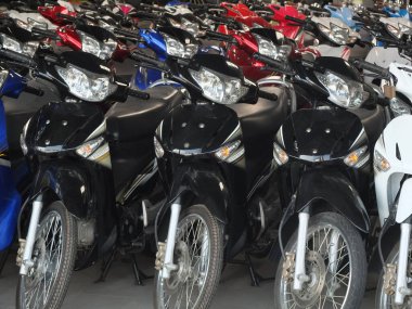 Farklı renkte motosikletler park ediyor. Motosikletin spot ışıkları yaklaşıyor..