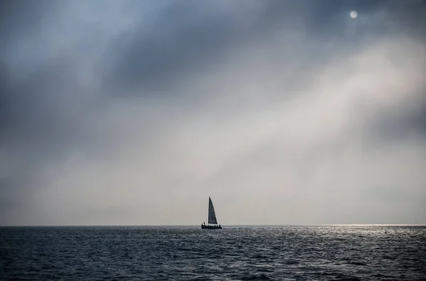 Günbatımında Açık Denizde Bulutlu Fırtınalı Bir Havada Yelken Açmak — Stok fotoğraf