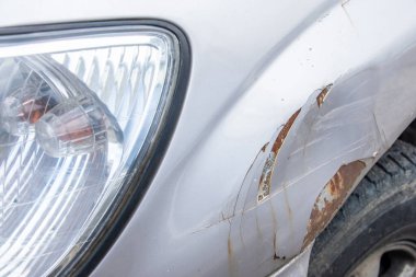 Kazadan sonra paslı ve buruşuk tekerlek kemerleri. araba aşınması.