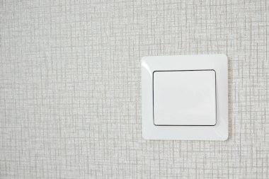 Beton duvar kağıdı arkaplanındaki ışıklandırma düğmesinin fotokopi alanı ile kapatılması.
