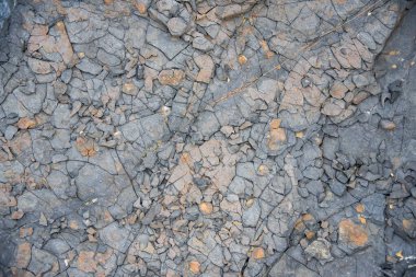 Kırmızı grunge arka planı. Çatallı kaya dokusu. Kırmızı kahverengi sarı dağ dokusu yakın çekim. Kırık taş yüzey. Doğal taş arkaplan.