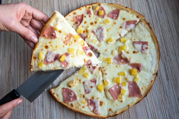 Kvinnlig Hand Tar Pizzabit Med Kökskniv Italiensk Hawaiian Pizza Ett — Stockfoto