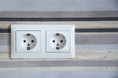 Seramik fayans çerçeveli iki beyaz güç soketi kopyalama alanı olan bir arkaplan