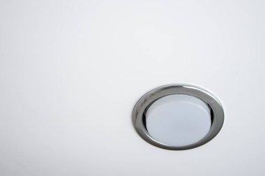 Kopya alanı ile beyaz tavanda krom soffit.