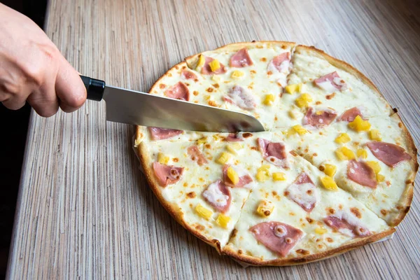 Honan Skär Pizzan Med Kökskniv Läcker Pizza Med Skinka Mozzarella — Stockfoto