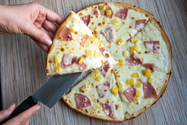 Kvinnlig Hand Tar Pizzabit Med Kökskniv Italiensk Hawaiian Pizza Ett — Stockfoto