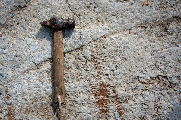Παλιό Σκουριασμένο Σφυρί Grunge Τσιμεντένιο Δάπεδο Φόντο Κορυφαία Άποψη — Φωτογραφία Αρχείου