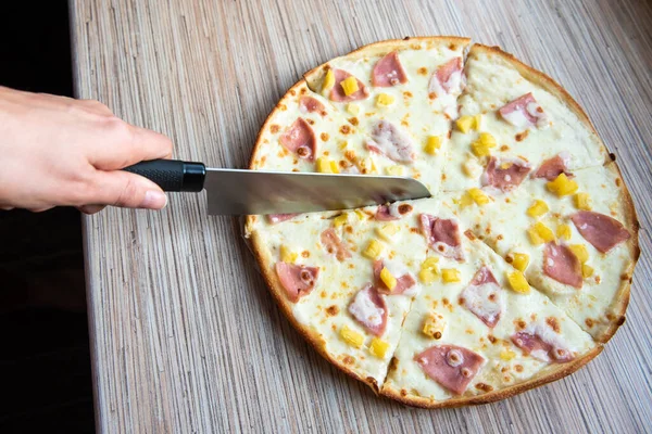Honan Skär Pizzan Med Kökskniv Läcker Pizza Med Skinka Mozzarella — Stockfoto