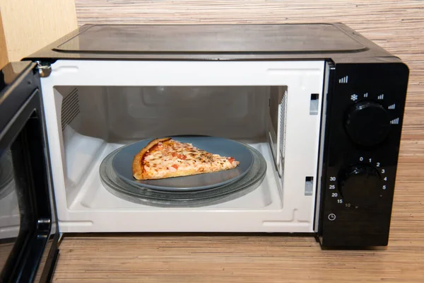 Mikrodalga fırında pizza dilimli tabak..