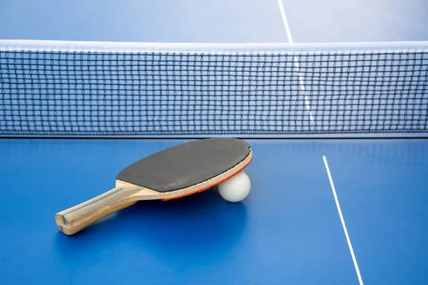 Fekete Ütő Ping Pong Fehér Labda Feküdt Kék Asztal Mellett — Stock Fotó