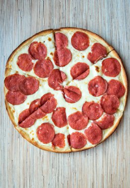 Biberli ve baharatlı sosisli et ziyafeti pizzası..