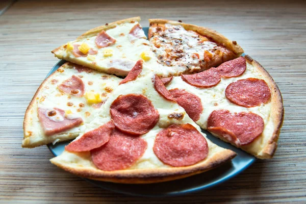 Skivor Olika Pizza Med Bacon Pepperoni Korv Svamp Och Ost — Stockfoto