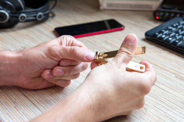 Närbild Händerna Man Som Skär Nageln Man Skär Naglar Bordet — Stockfoto