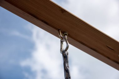 Göz halkası vidası tahta kirişin altına monte edilmiş..