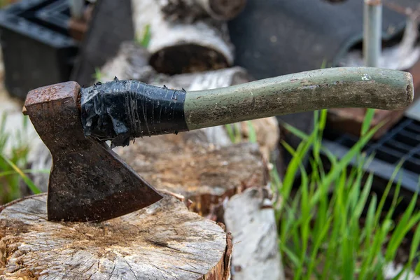 Een Oude Roestige Bijl Met Een Houten Handvat Omwikkeld Met — Stockfoto