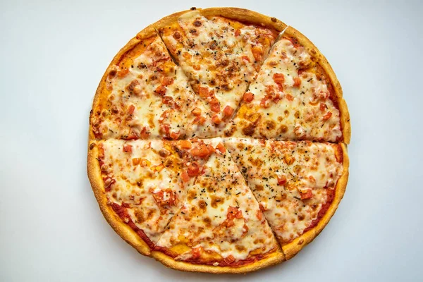 Smaklig Margarita Pizza Bakplåtspapper Lätt Bordsutsikt — Stockfoto