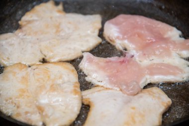 Tavada yağda kızartılmış tavuk fileto.