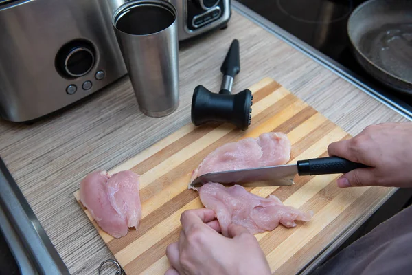 Filetto Pollo Tagliato Mani Femminili Tavola Legno Con Coltello — Foto Stock