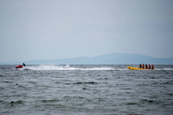 Nsanlar Denizde Tatilde Eğleniyor Şişme Bir Tekne Motorsikletine Biniyorlar — Stok fotoğraf