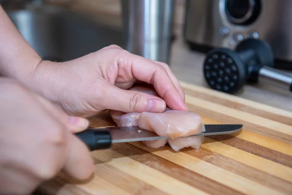 Mãos Femininas Cortam Filete Frango Tábua Madeira Com Uma Faca — Fotografia de Stock