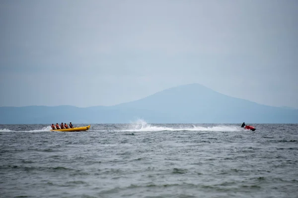 Nsanlar Denizde Tatilde Eğleniyor Şişme Bir Tekne Motorsikletine Biniyorlar — Stok fotoğraf