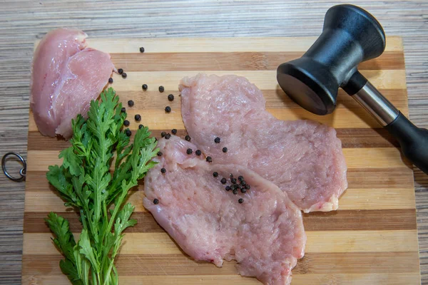 Bife Frango Uma Tábua Madeira Mesa Cozinha Com Papel Preto — Fotografia de Stock