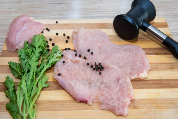 Kuřecí Steak Dřevěné Desce Kuchyňském Stole Černým Papírem Rukolou Kuchyňským — Stock fotografie