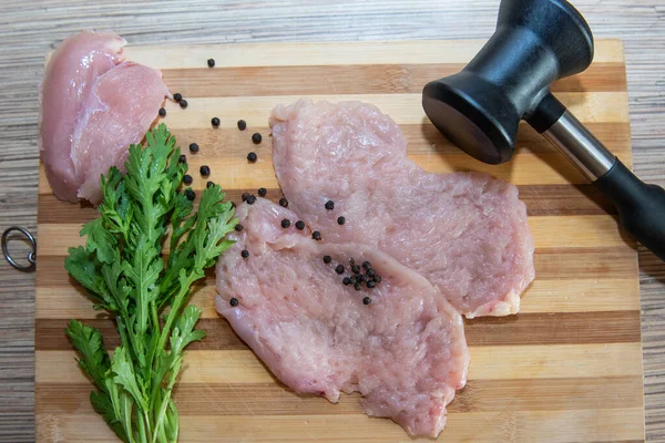 Kuřecí Steak Dřevěné Desce Kuchyňském Stole Černým Papírem Rukolou Kuchyňským — Stock fotografie