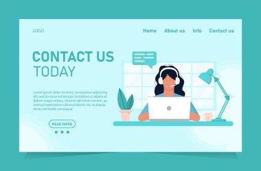 Serbest çalışan bir kız evde çalışıyor.