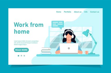 Serbest çalışan bir kız evde çalışıyor.