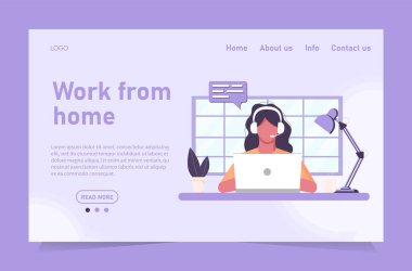 Serbest çalışan bir kız evde çalışıyor.