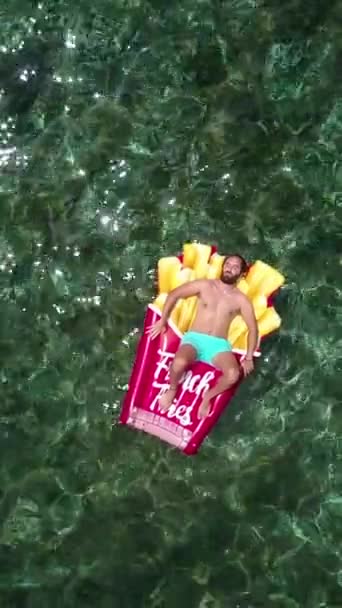 Um menino banha-se no mar com um carro alegórico — Vídeo de Stock