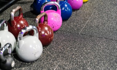 Spor salonunun zemininde renkli çaydanlık sesleri.