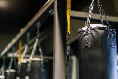 Spor salonunda kum torbaları.