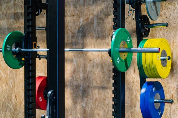 Spor salonuna renkli halterler yerleştirilmiş.