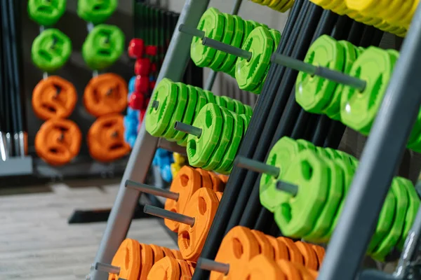 Spor salonuna renkli halterler yerleştirilmiş.