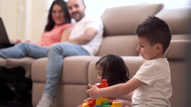 Una familia disfruta en el salón — Vídeos de Stock