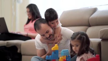 Oturma odasında bir aile.