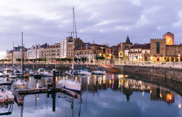 Gijon, Asturias, İspanya marinası manzarası.